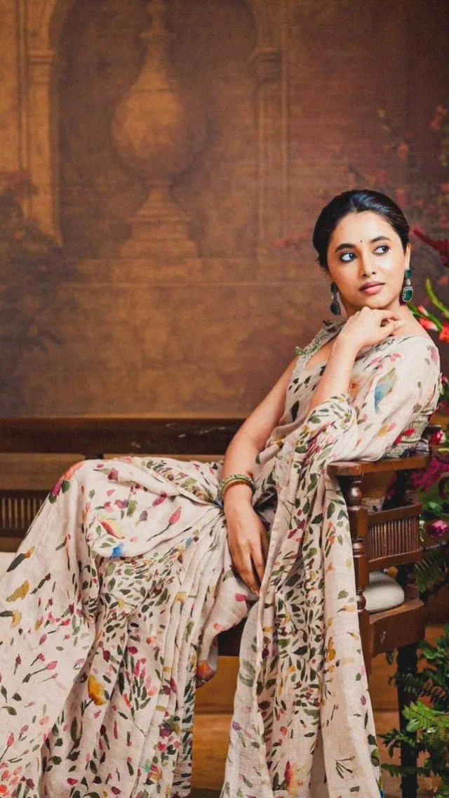 Beautiful Priyanka Arul Mohan in Floral Saree Sitting pose