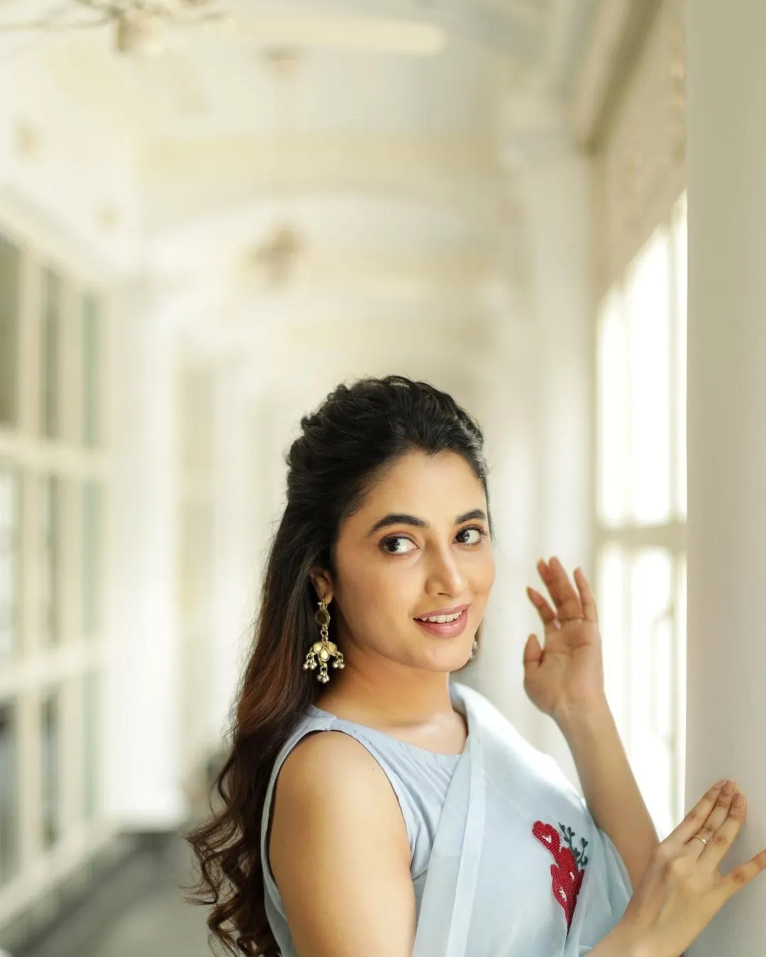 Bright Portrait Wallpaper of Priyanka Arul Mohan in Corridor