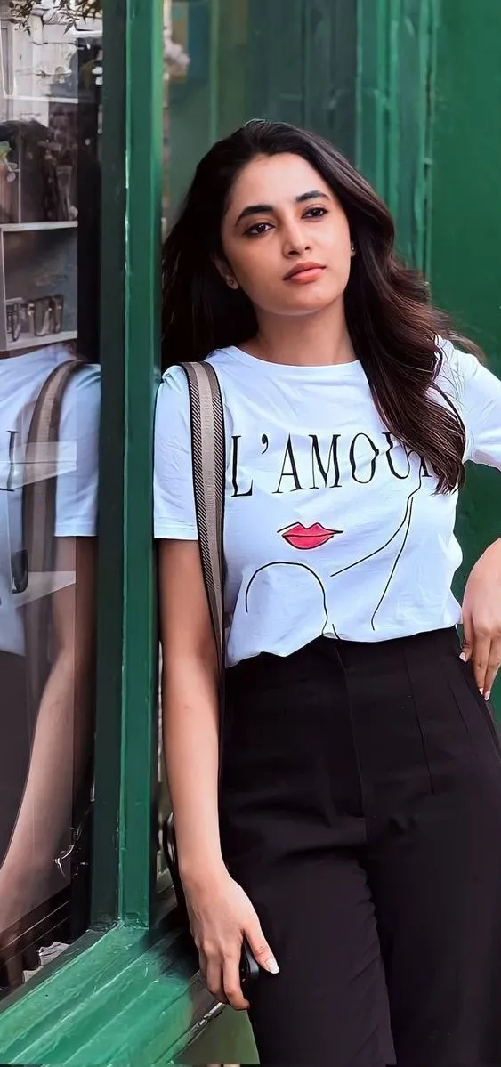 Casual chick of Priyanka Arul Mohan in modern street style
