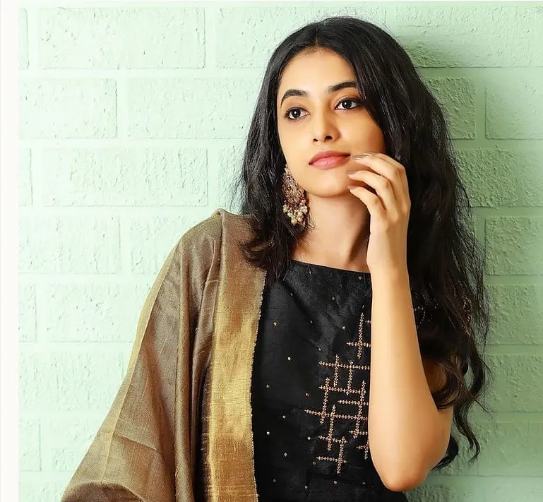 Casual look Priyanka in black top and Brown shawl Wallpaper