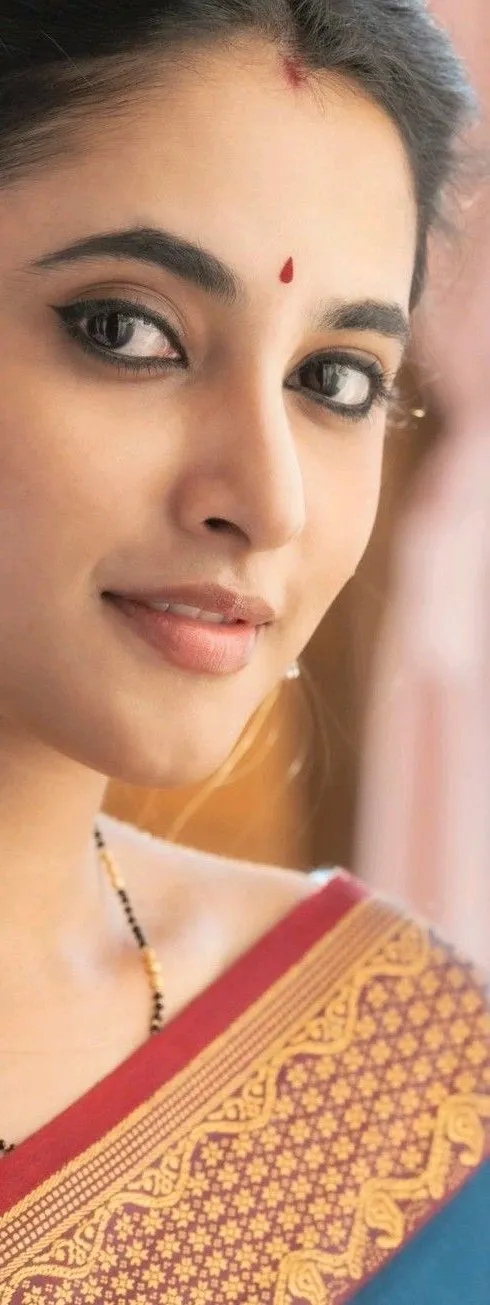 Close up of Priyanka in traditional saree and jewelry HD