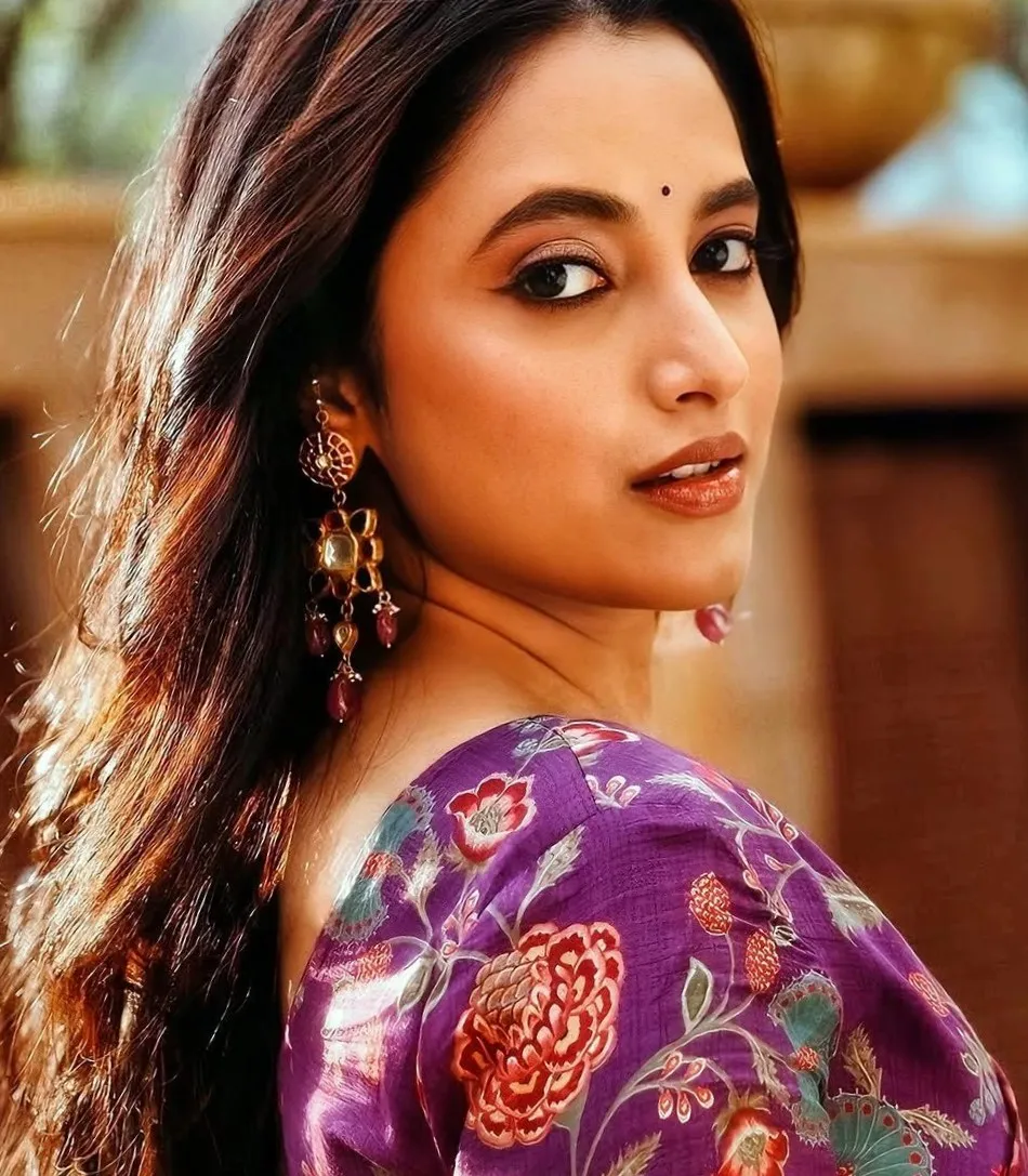 Detailed Image of Priyanka Mohan with a Looking Back Pose