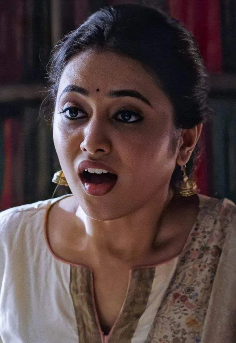 Dramatic Expression by Priyanka Arul Mohan HD Wallpaper