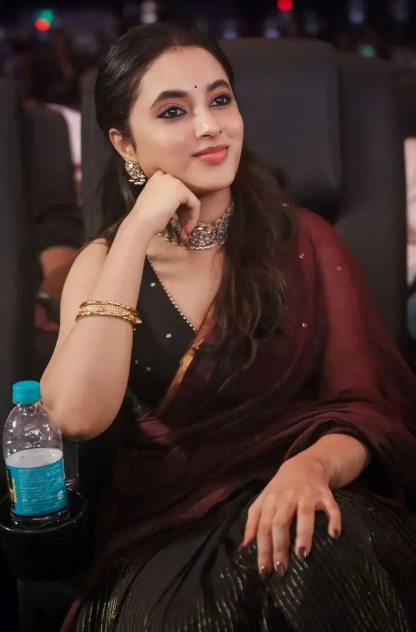 Elegant Black Outfit Look of Priyanka Arul Mohan Wallpaper