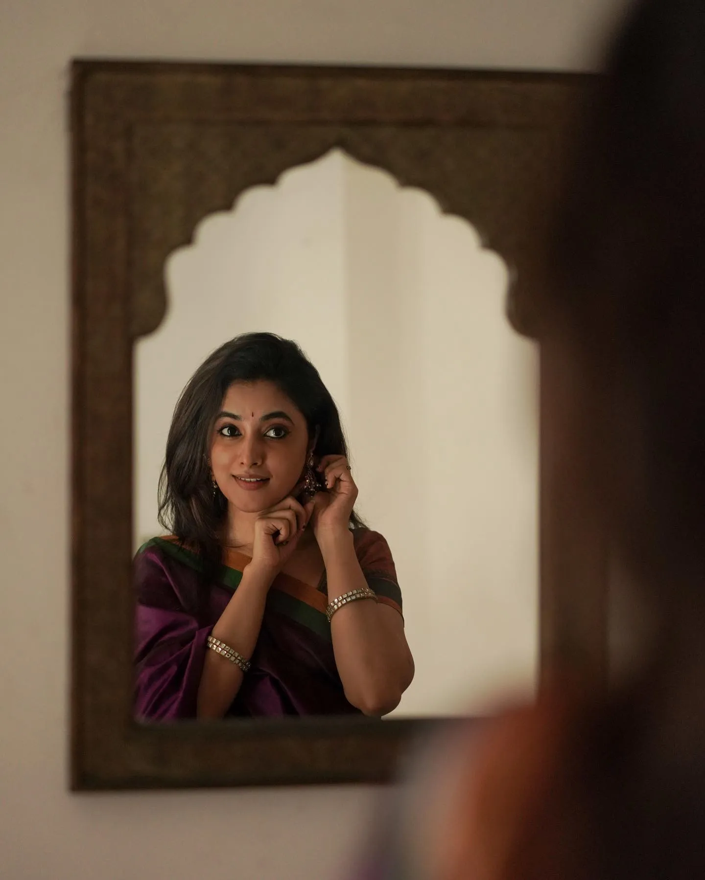 Elegant Priyanka Arul Mohan Mirror Reflection Pose Wallpaper