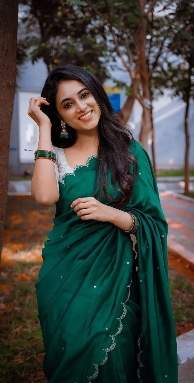 Elegant Priyanka in green saree standing outdside Wallpaper