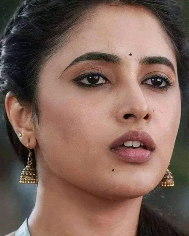 Fierce and Focused Look of Priyanka Arul Mohan Wallpaper