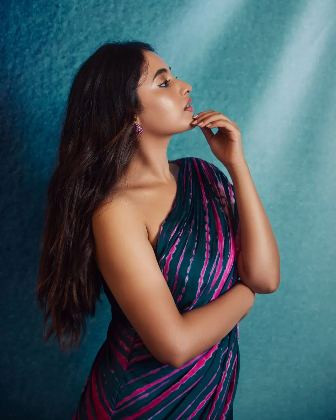 Glamorous Priyanka Arul Mohan in Purple Saree Pose HD free
