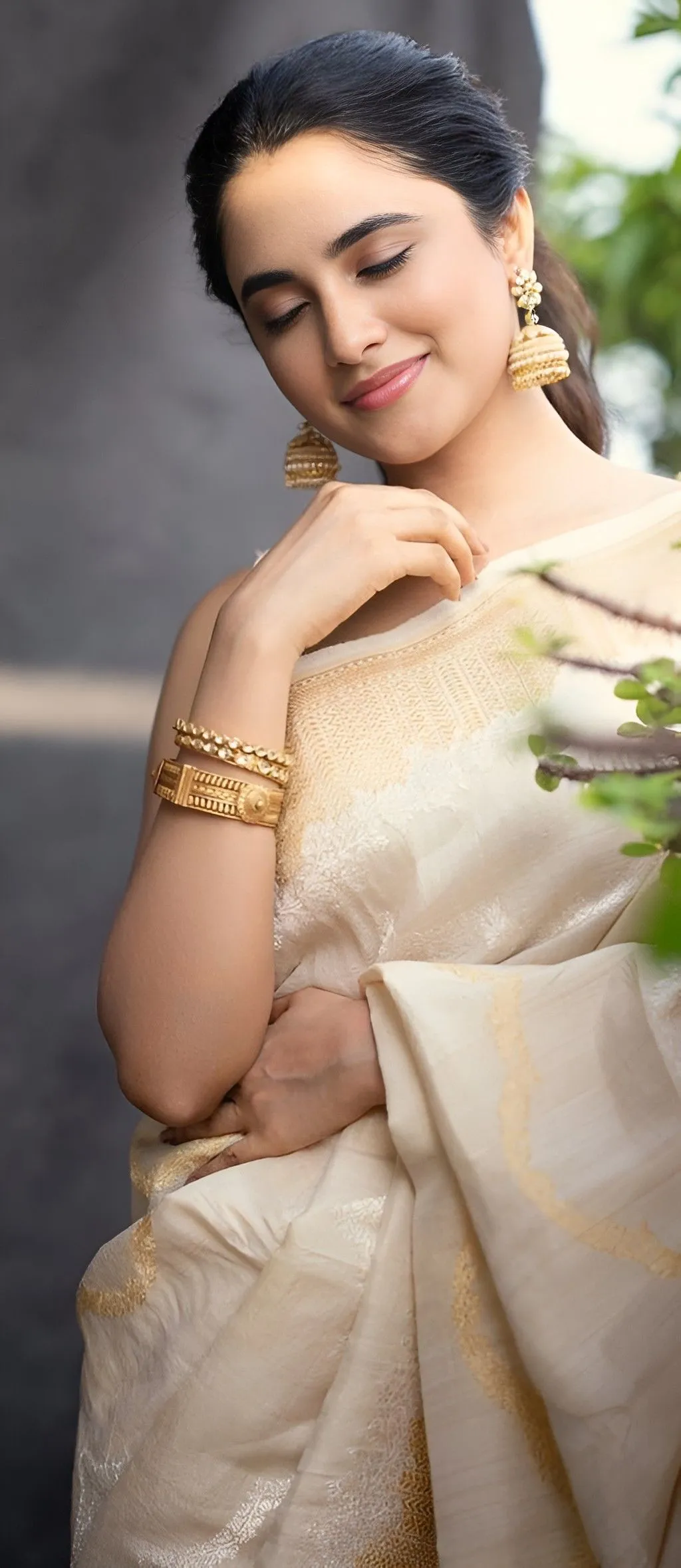 Gorgeous Wallpaper of Priyanka Mohan in a White Saree