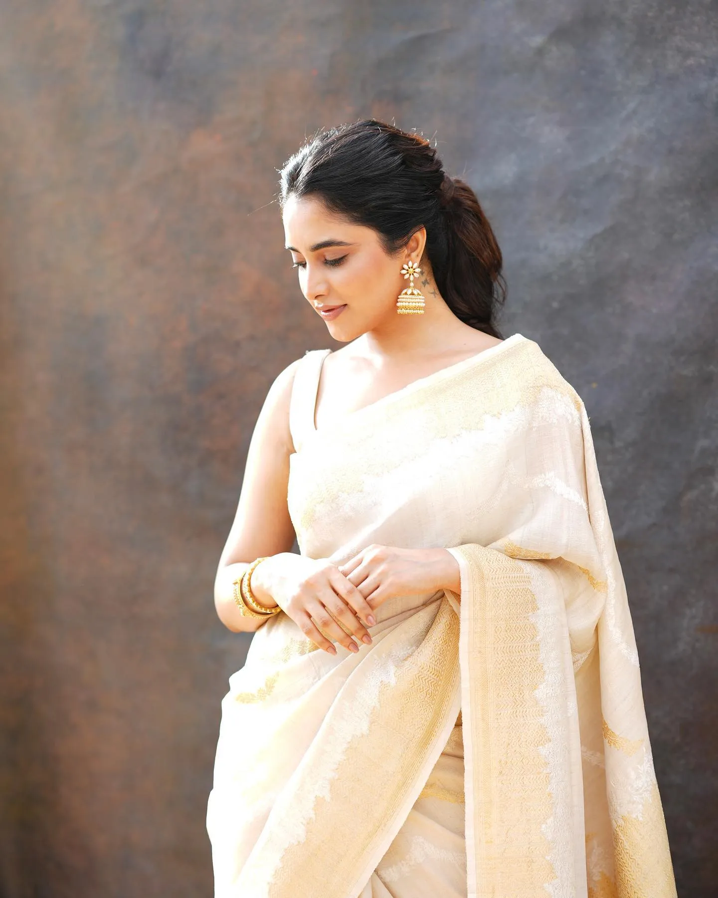 Graceful Priyanka Arul Mohan in Ivory Silk Saree Pose image