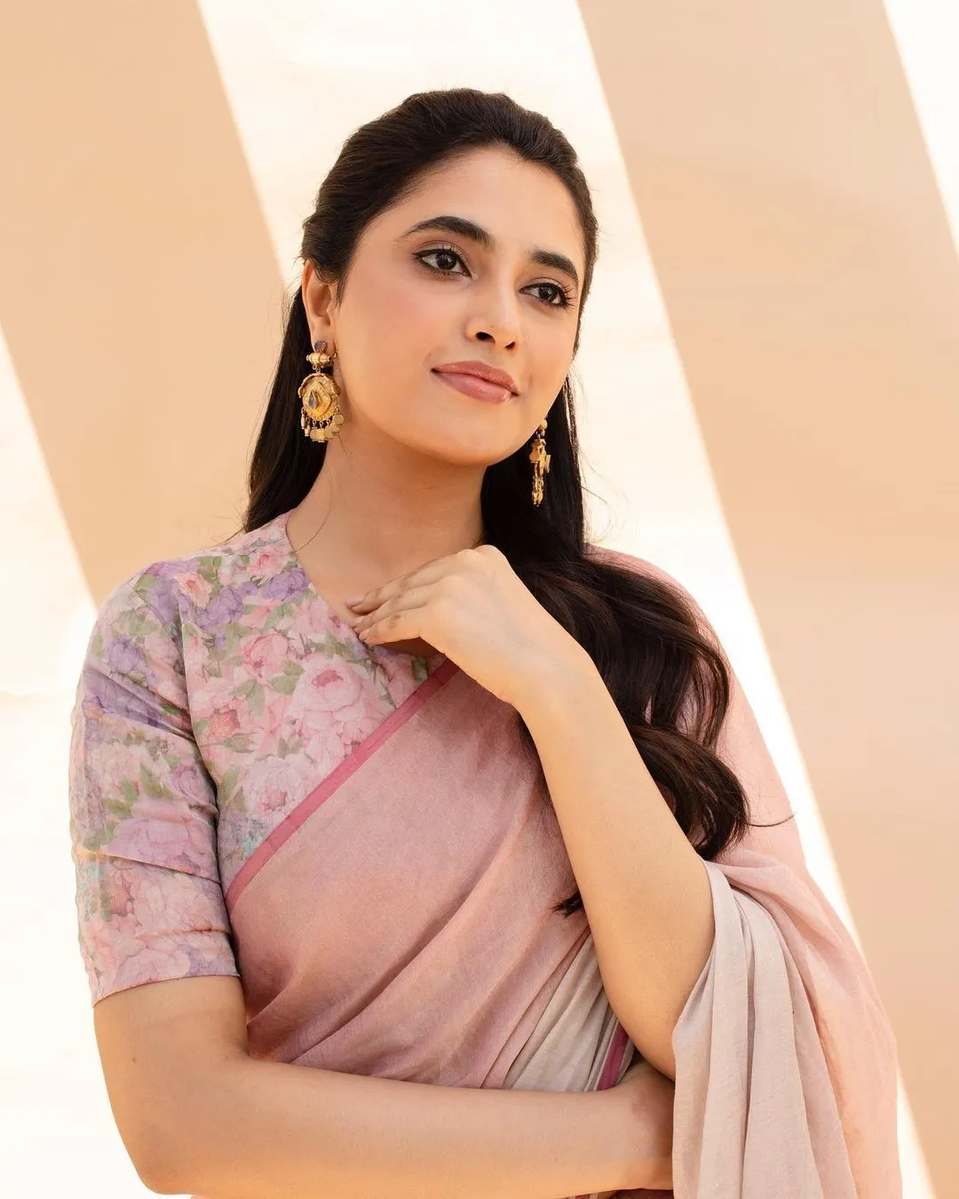 Graceful Priyanka Arul Mohan in Light Pink Saree Wallpaper