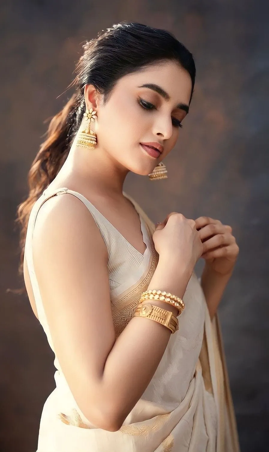 Graceful Priyanka wearing off white saree and bangles image