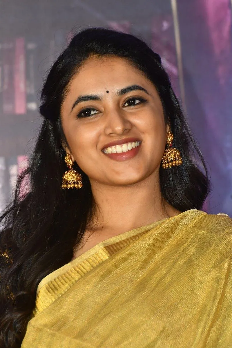 Happy Priyanka in yellow saree smiling brightly Wallpaper