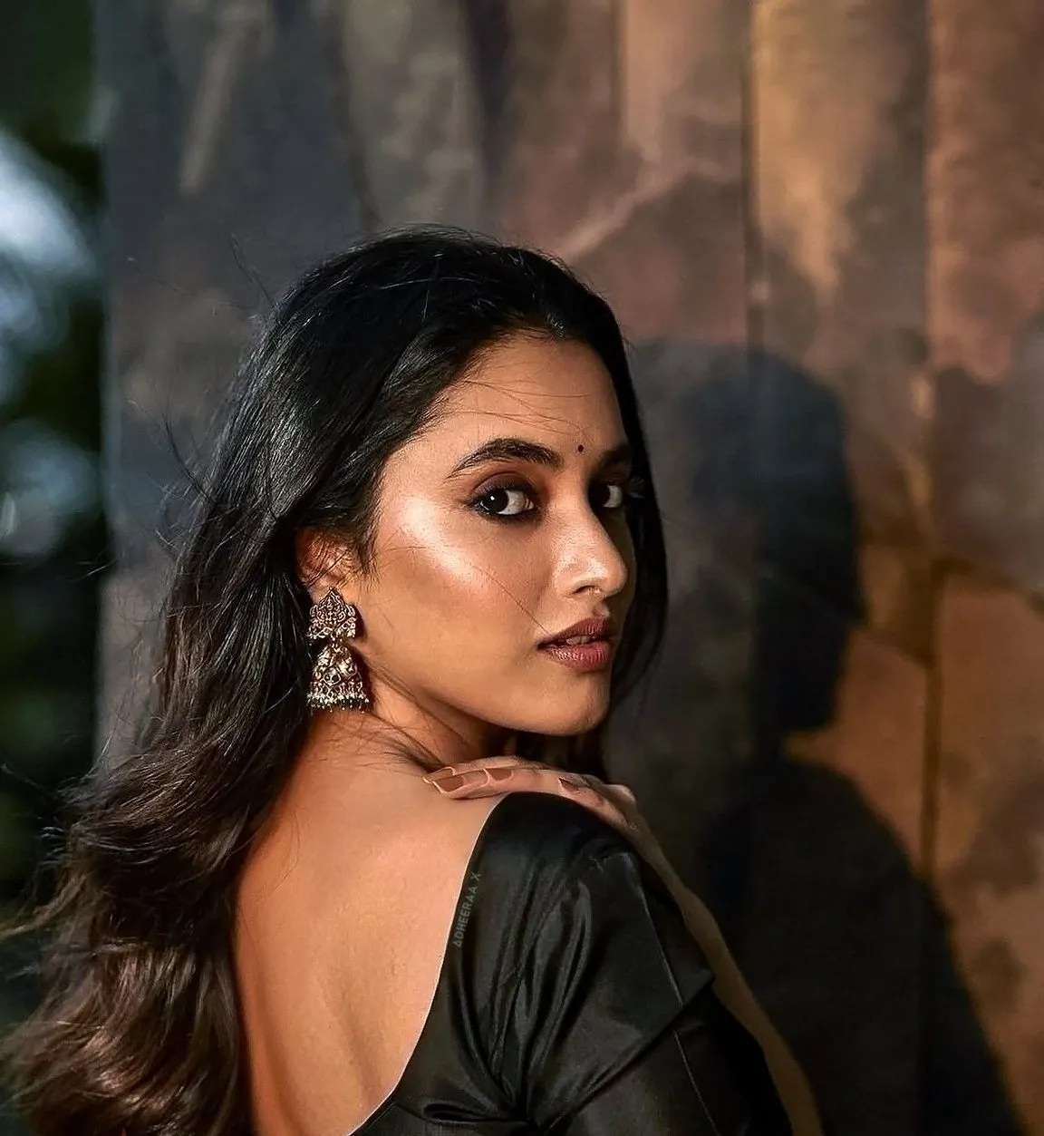 Hot Wallpaper of Priyanka Mohan with a Looking Back Pose