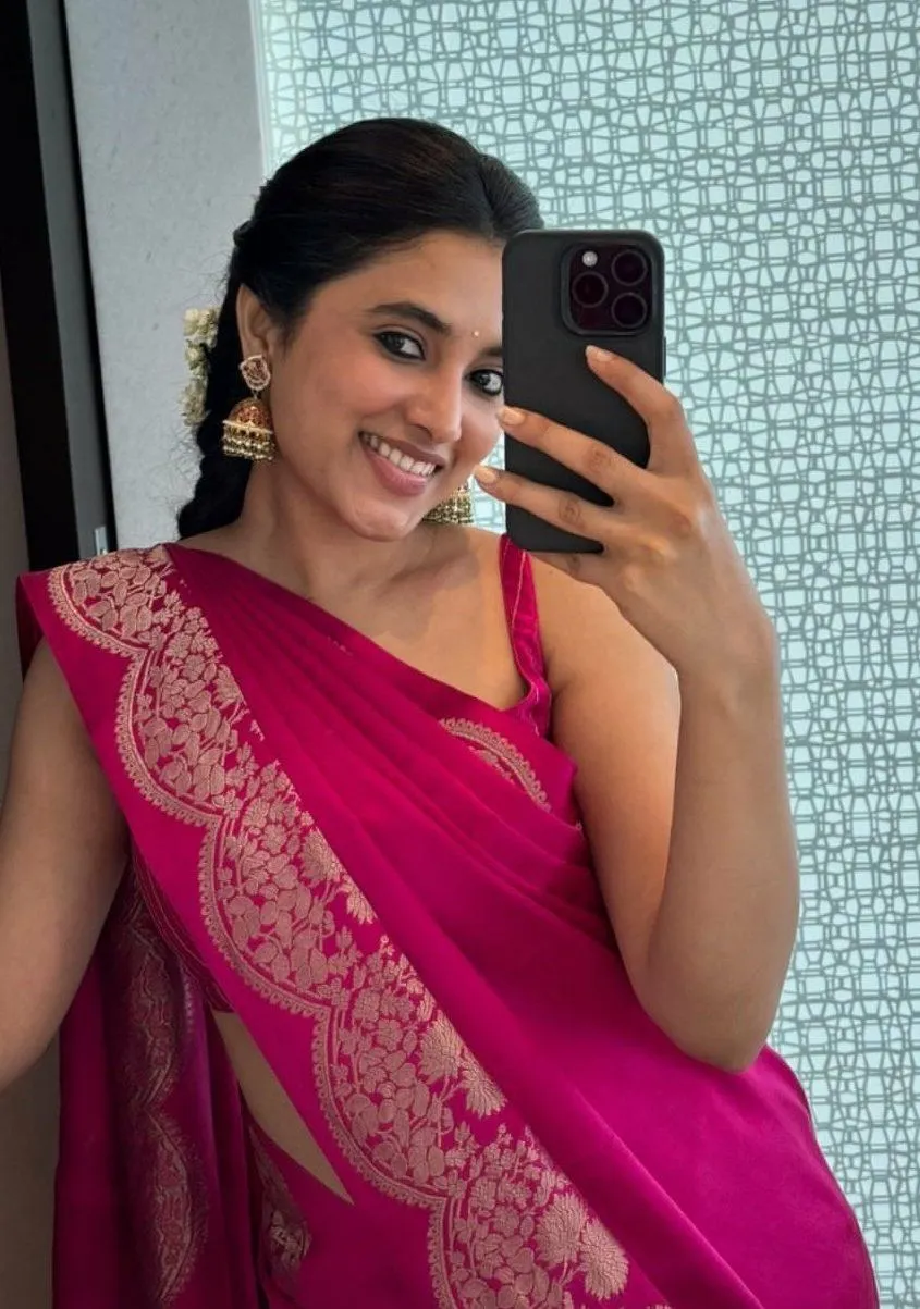 Mirror selfie of Priyanka Arul Mohan in pink saree Wallpaper