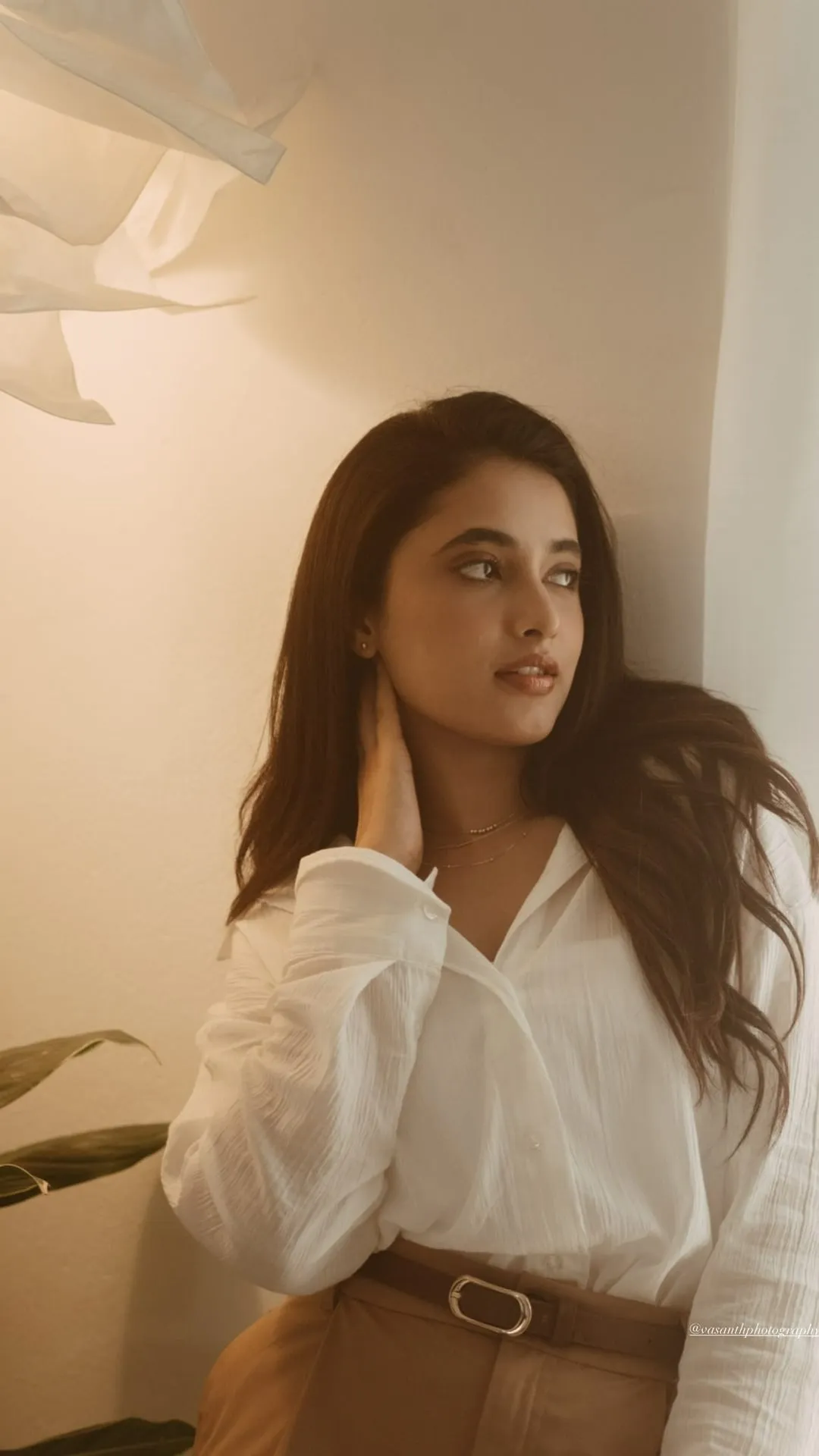 Modern look of Priyanka Arul Mohan in white shirt Wallpaper