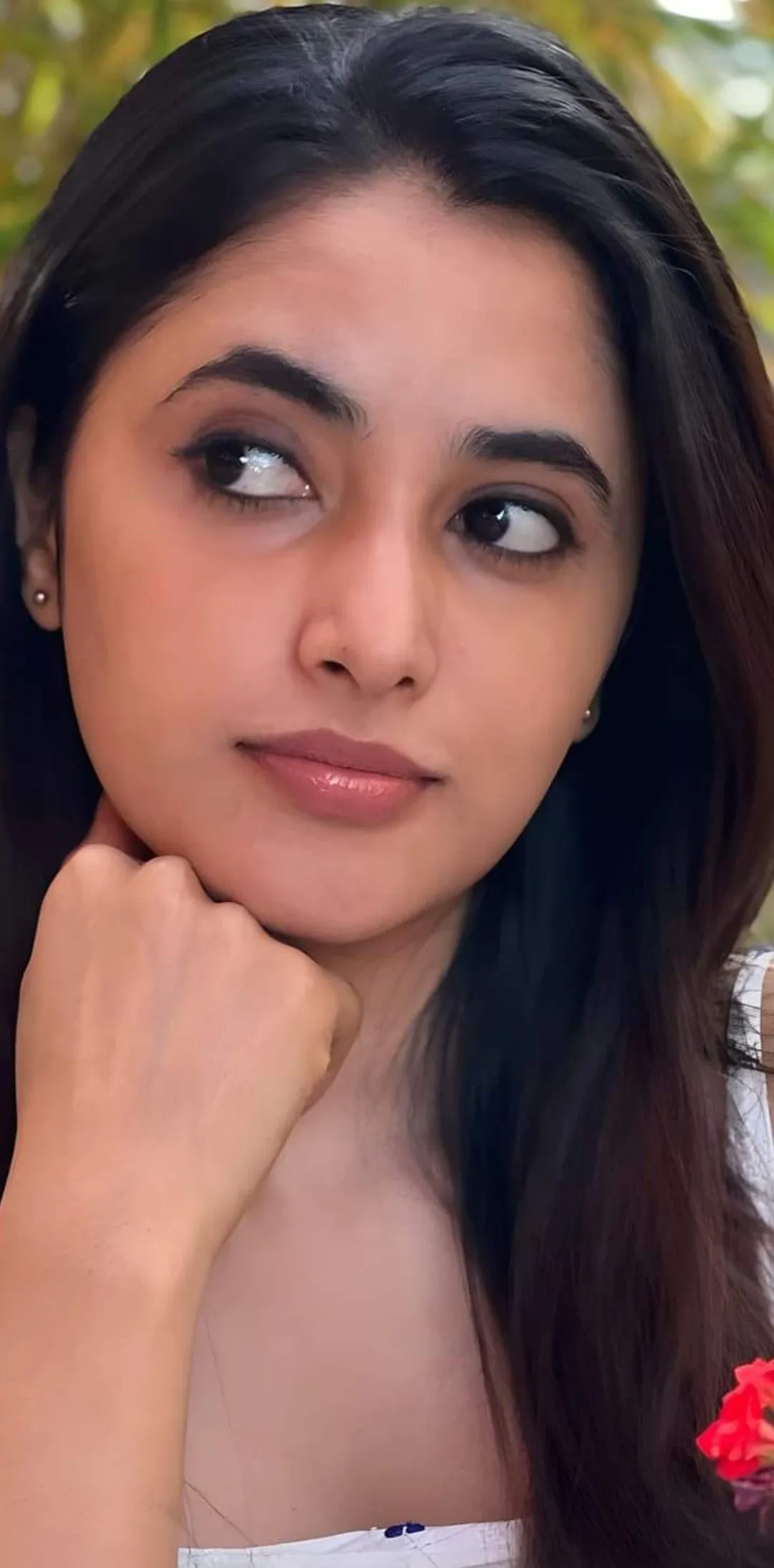 Natural closeup of Priyanka Arul Mohan looking upward image