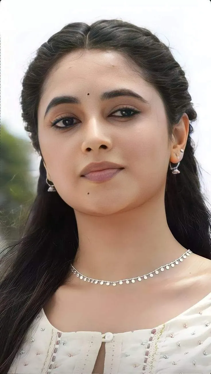Natural Outdoor Beauty of Priyanka Arul Mohan in White
