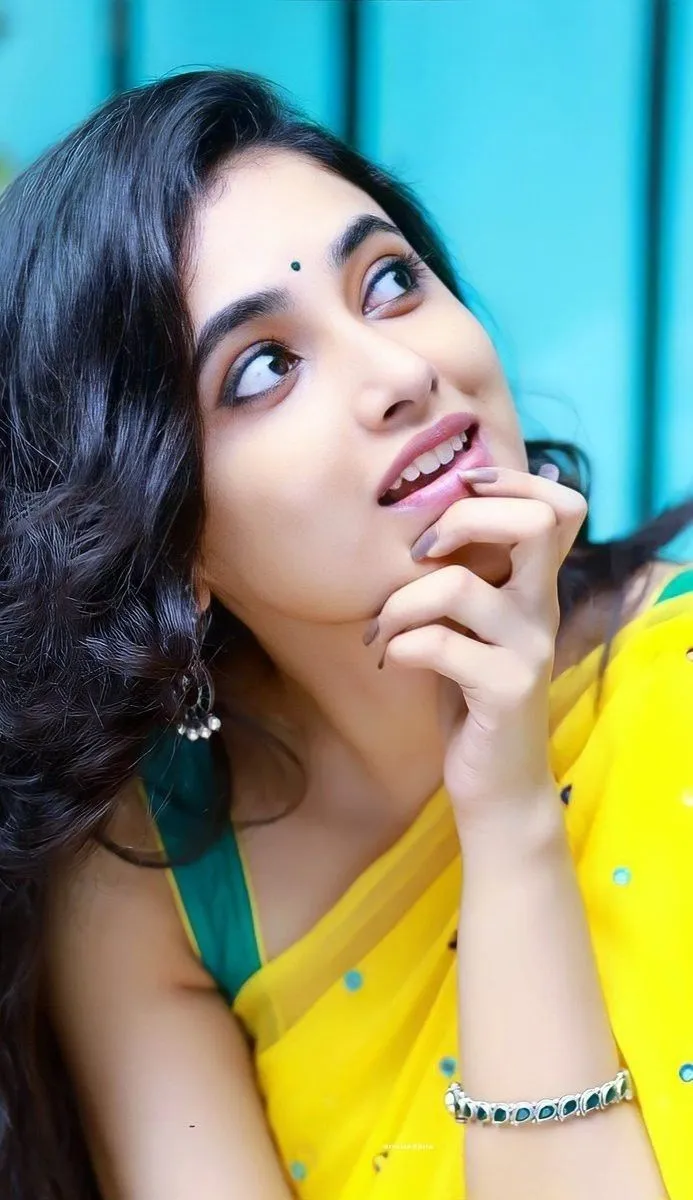 Priyanka Arul Mohan Beautiful Smile in Yellow Saree image