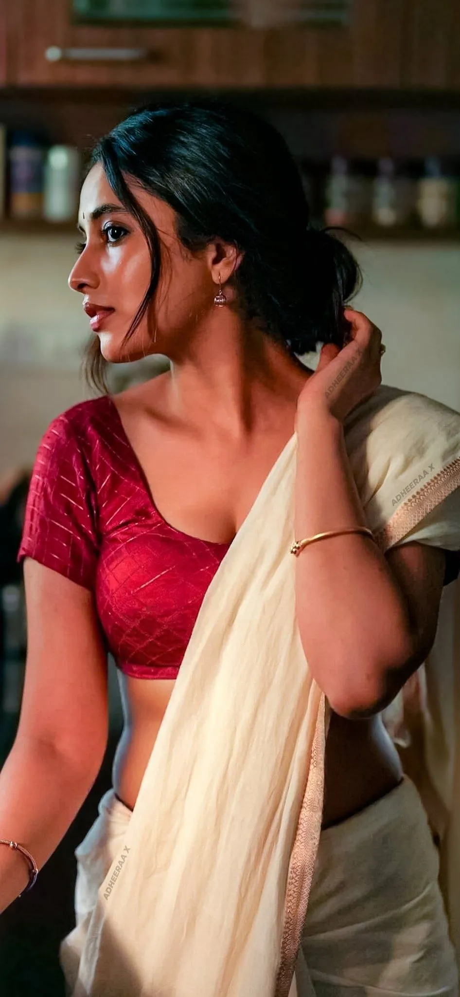 Priyanka Arul Mohan Candid Traditional Look in Saree Pics