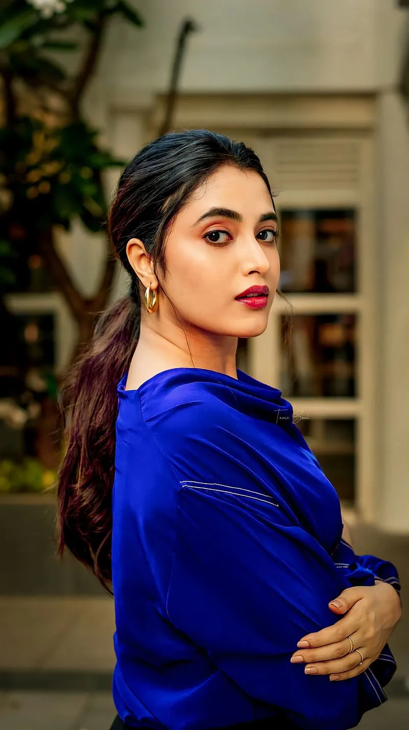 Priyanka Arul Mohan Classy Look in Blue Modern Outfit HD