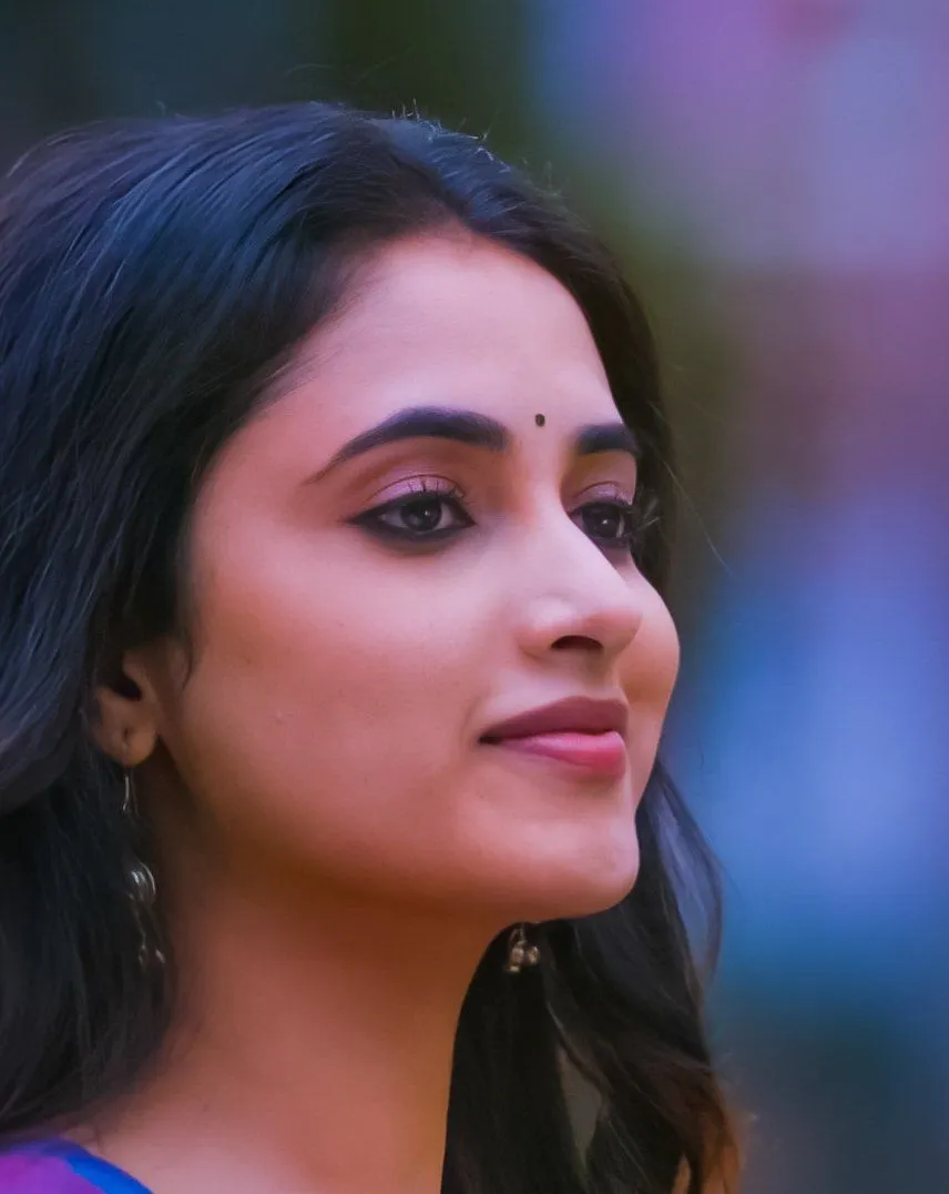Priyanka Arul Mohan Close Up Natural Outside Look Wallpaper