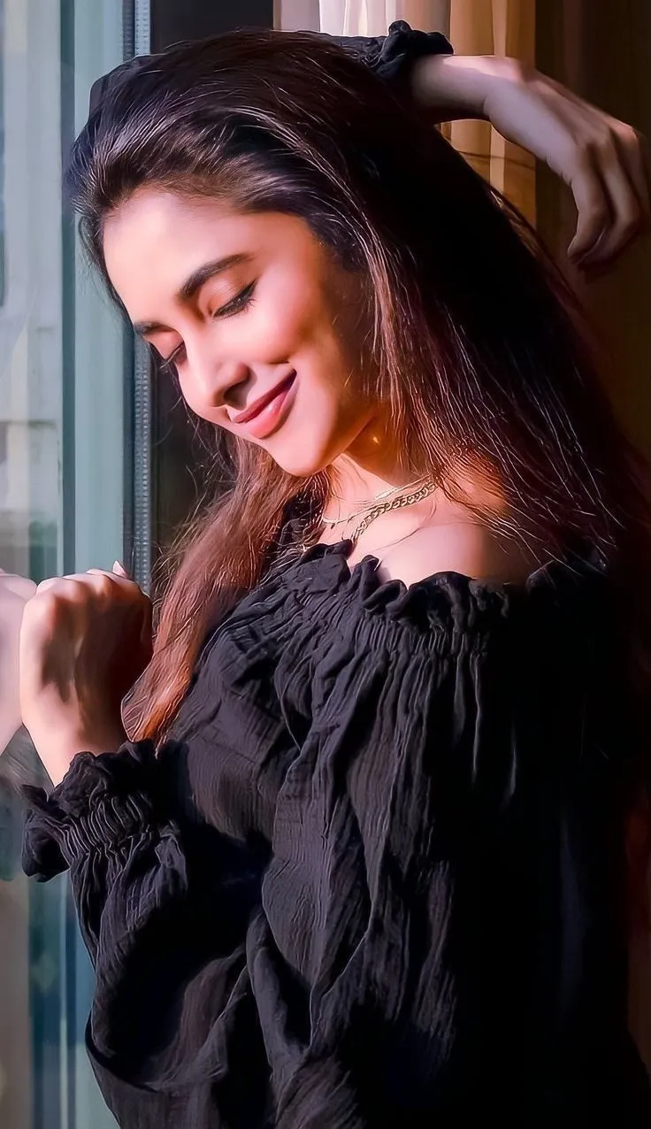 Priyanka Arul Mohan Cute Smile in Black Outfit Wallpaper