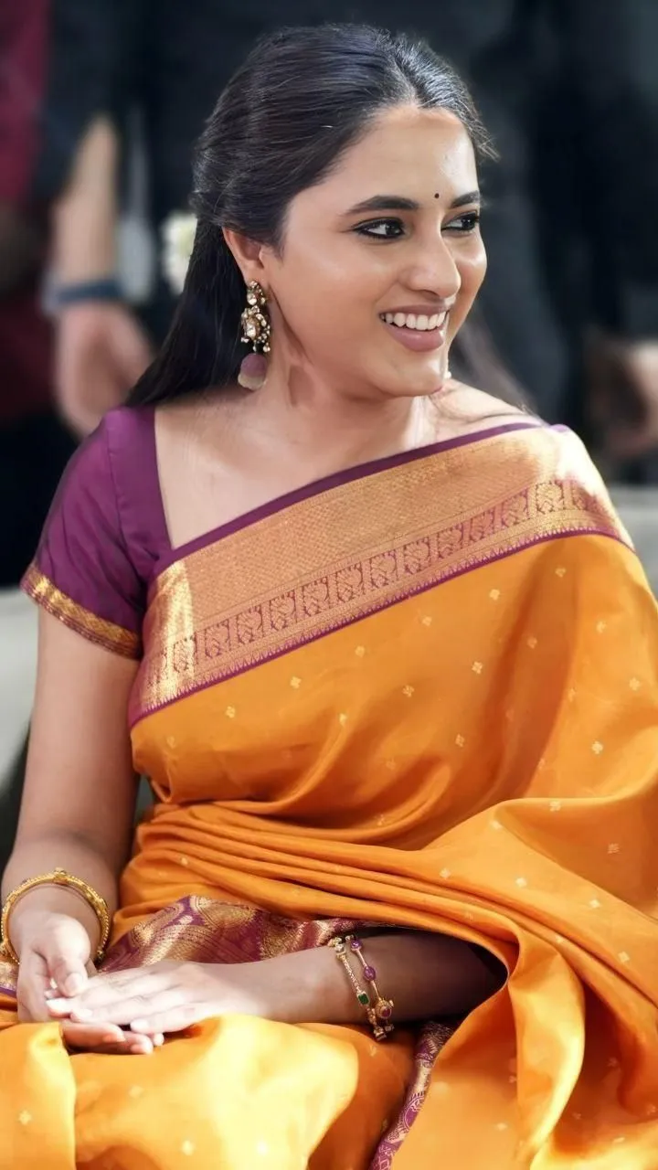 Priyanka Arul Mohan Elegant in Silk Orange Saree Smiling