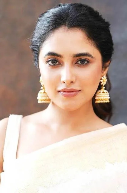Priyanka Arul Mohan elegant in white saree with gold earrings