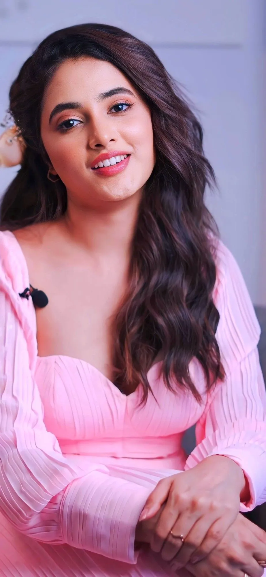 Priyanka Arul Mohan Elegant Look in Pink Outfit image