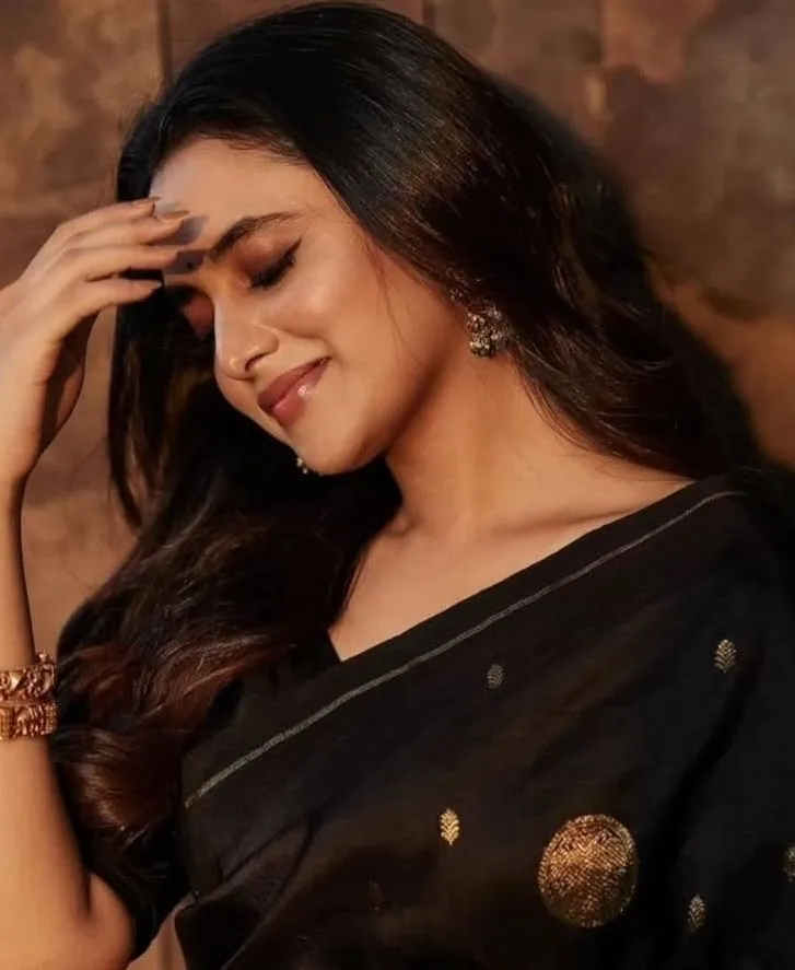 Priyanka Arul Mohan Elegant Pose in Classic Black Saree