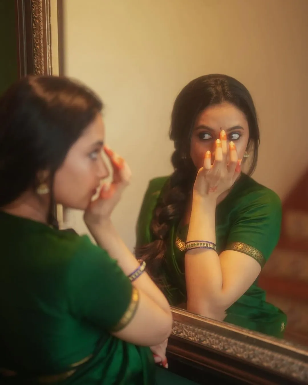 Priyanka Arul Mohan Elegant Reflection in Green Saree image