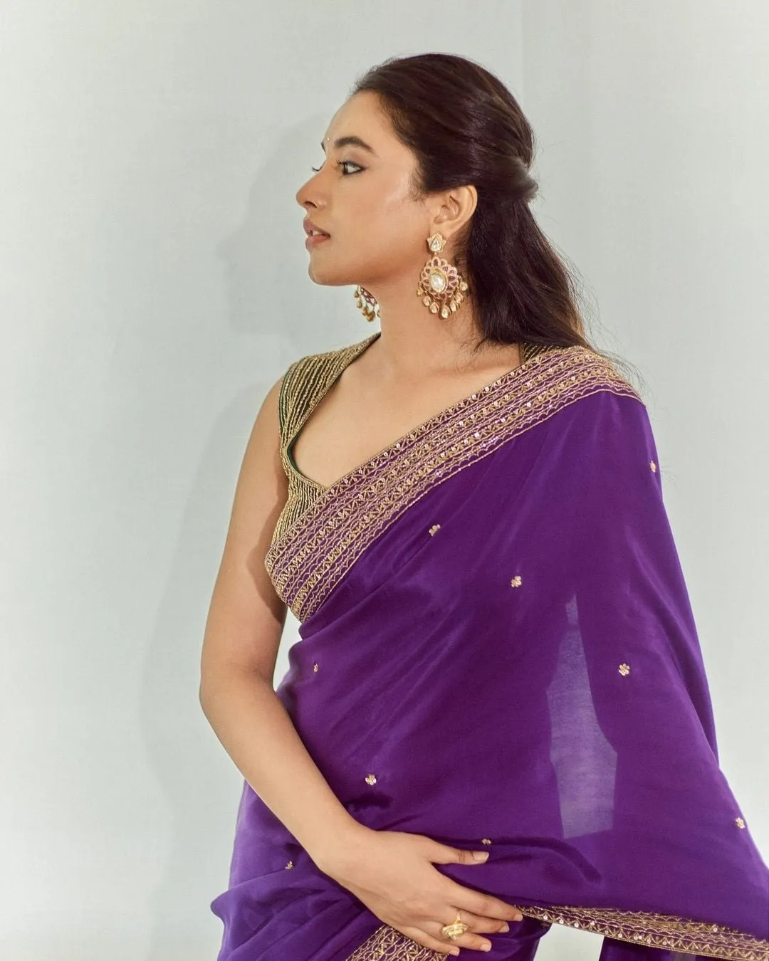 Priyanka Arul Mohan Graceful Look in Purple Saree Pics