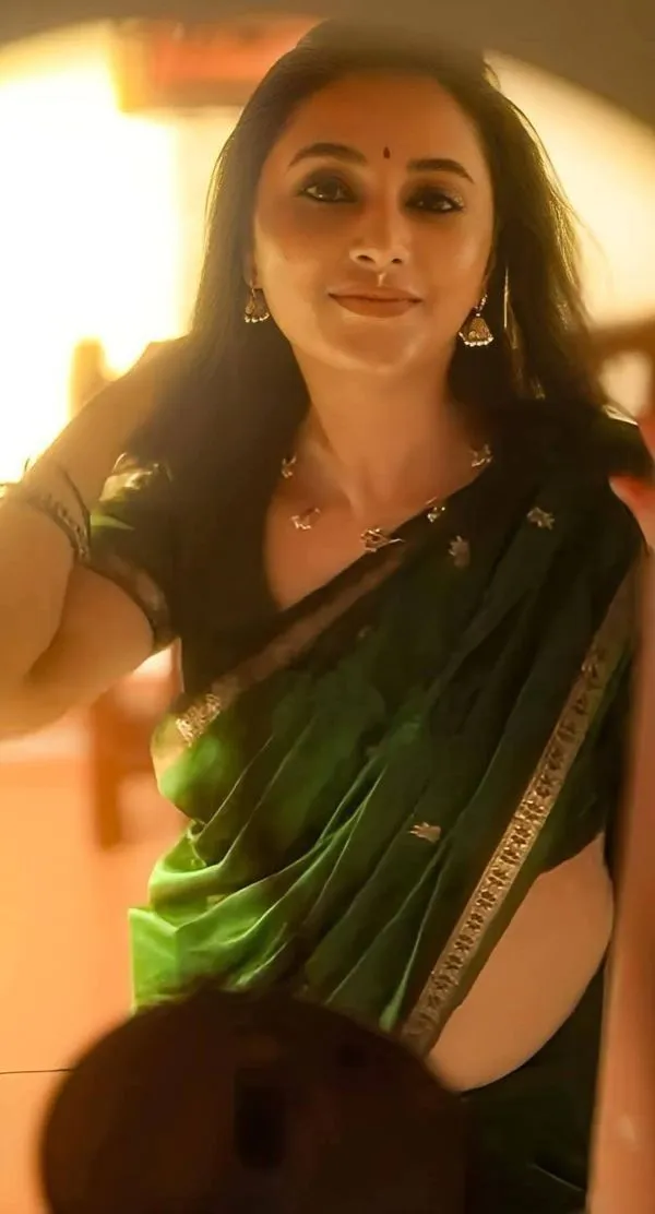 Priyanka Arul Mohan Graceful Look in Traditional Green Saree