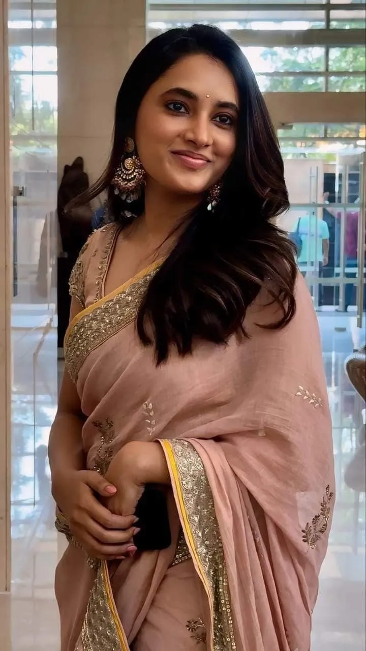 Priyanka Arul Mohan Graceful Presence in Peach Saree HD