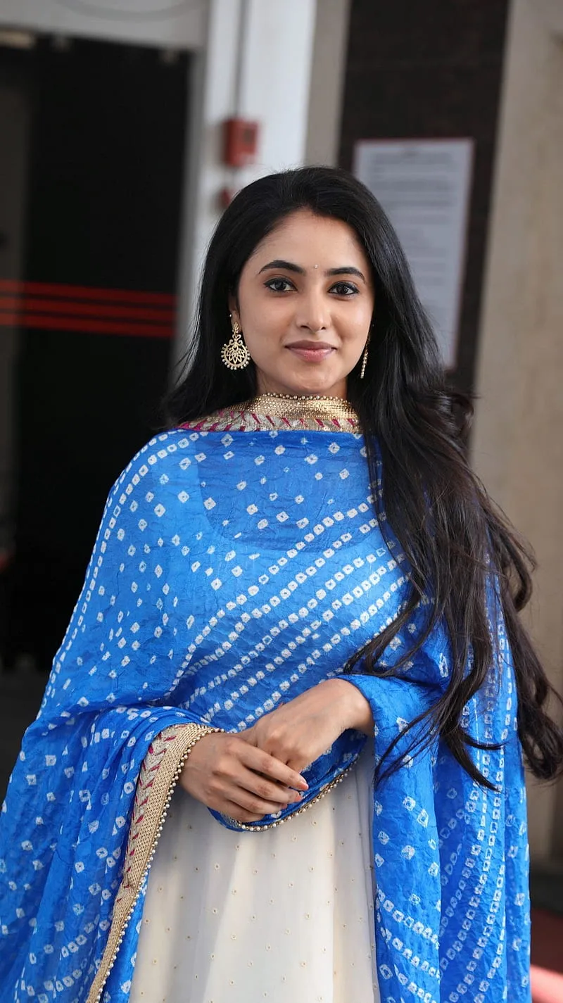 Priyanka Arul Mohan in Blue Chiduthar Stunning Pictures