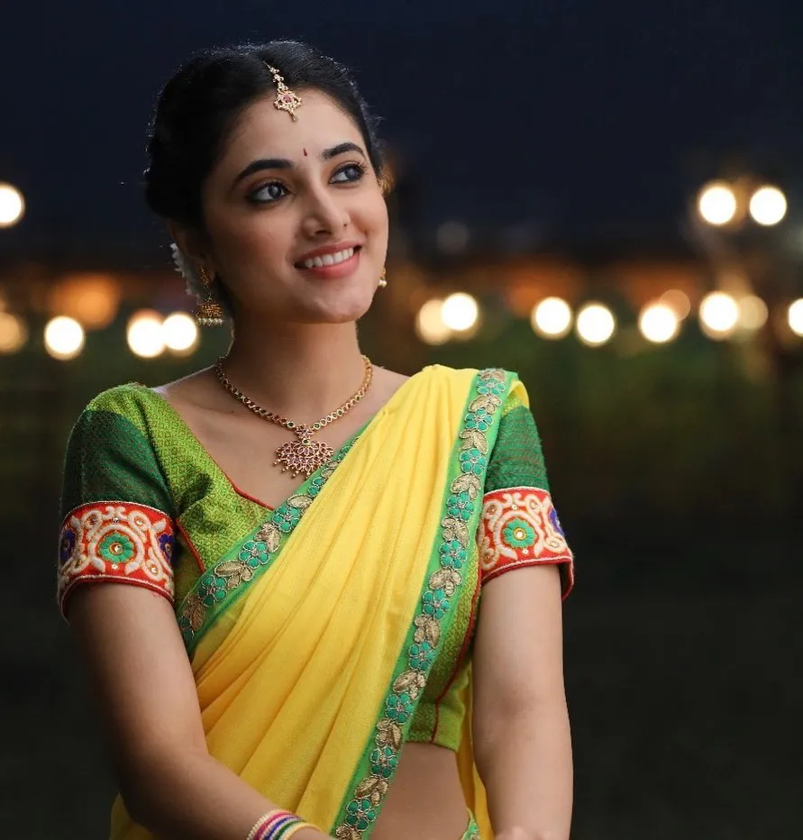 Priyanka Arul Mohan in Elegant Green Saree Portrait image