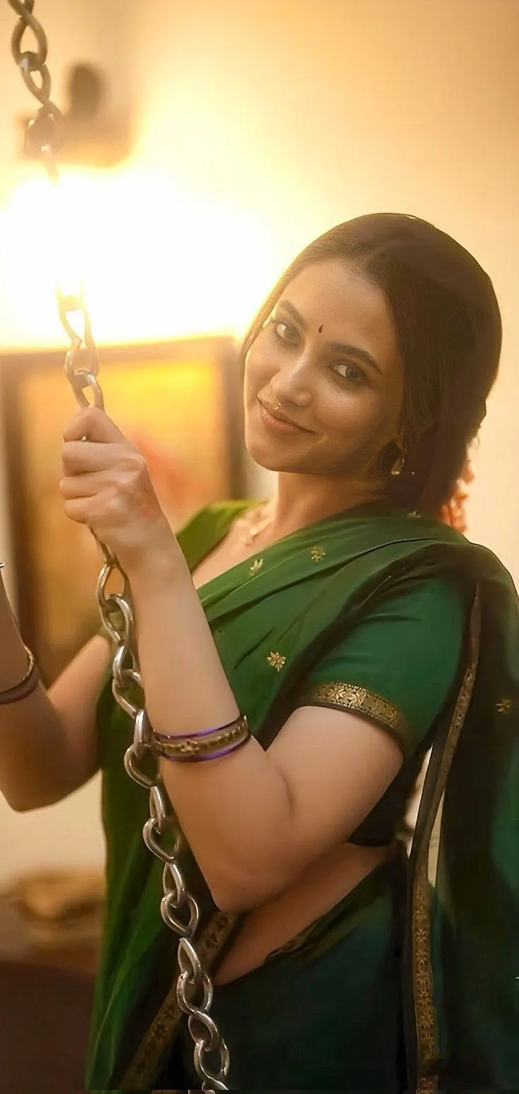 Priyanka Arul Mohan in Green Saree with Warm Swing Pose