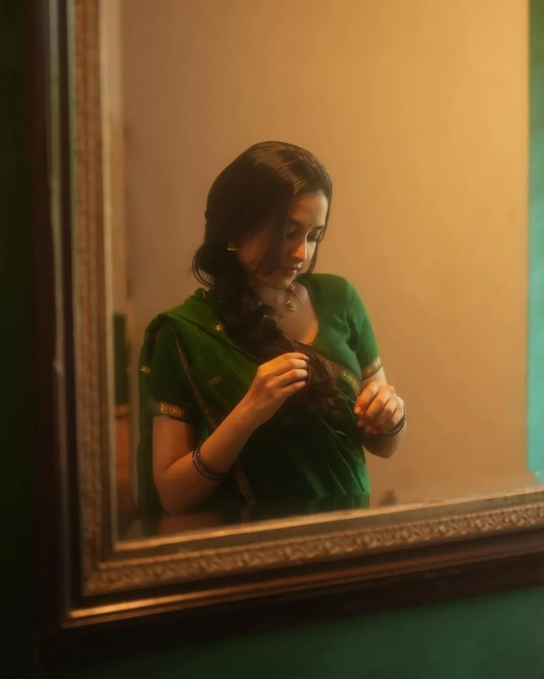Priyanka Arul Mohan in Mirror Reflection with Green Saree