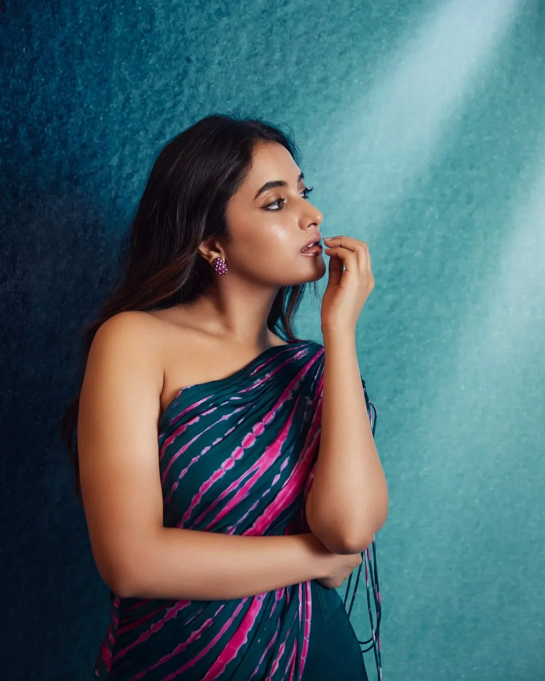 Priyanka Arul Mohan in Modern Striped Saree Pose Wallpaper