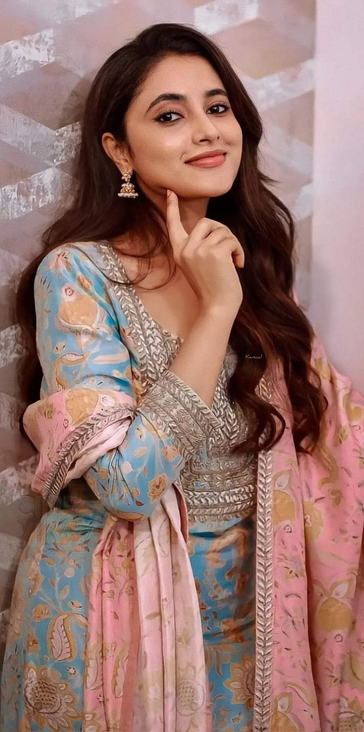 Priyanka Arul Mohan in pastel ethnic outfit with smile HD
