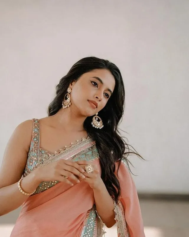 Priyanka Arul Mohan in peach saree with soft romantic pose