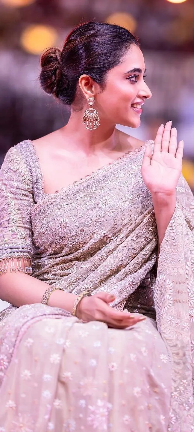 Priyanka Arul Mohan in Pink Embroidered Saree Waving image