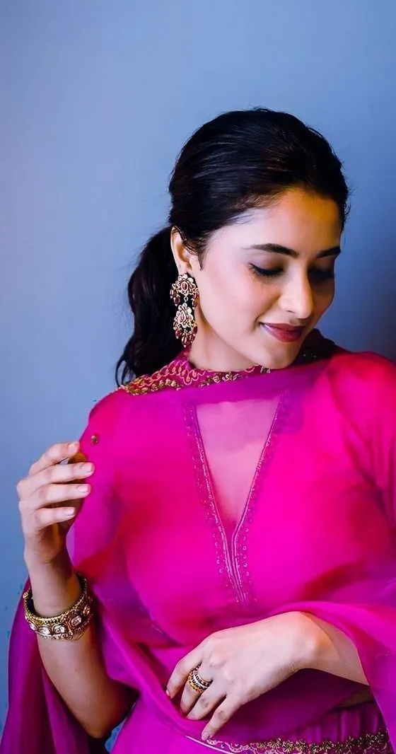 Priyanka Arul Mohan in Pink Traditional with Pose image