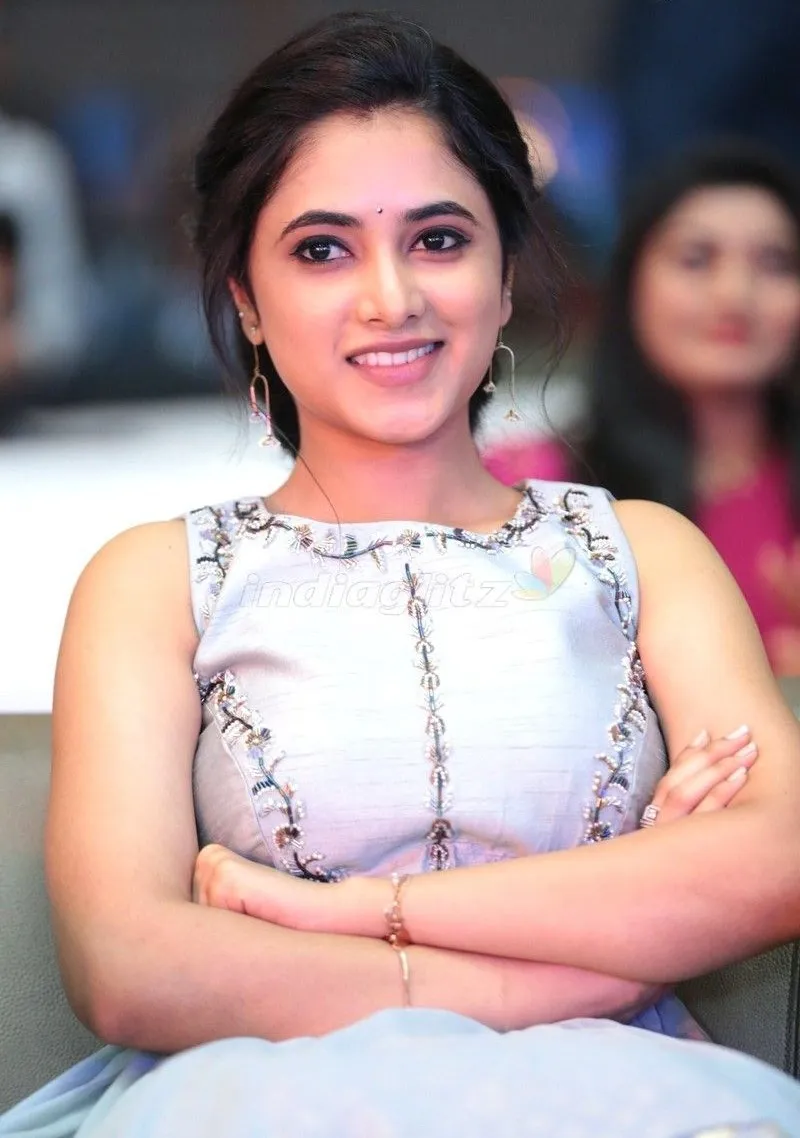 Priyanka Arul Mohan in sleeveless white dress HD Wallpaper