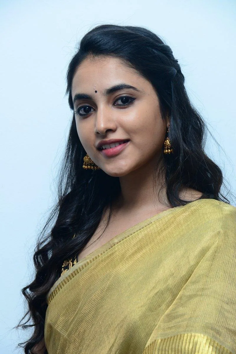 Priyanka Arul Mohan in Soft Yellow Saree with a look image
