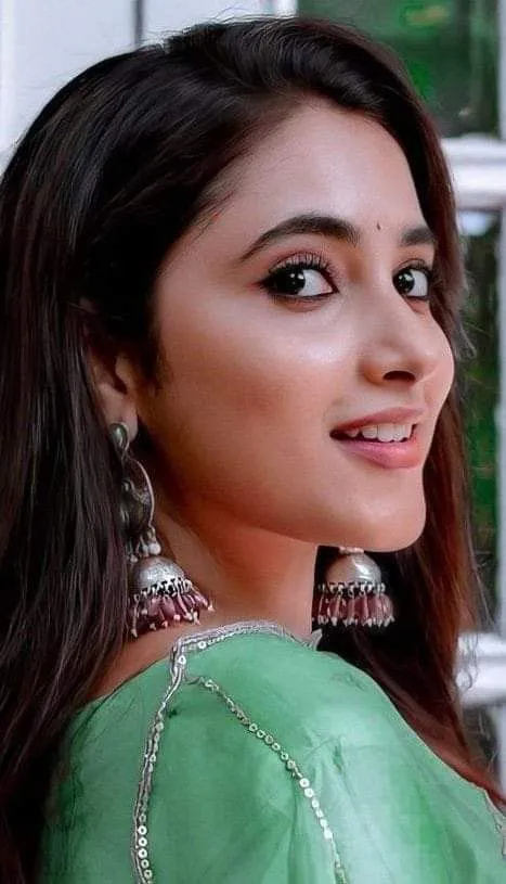 Priyanka Arul Mohan in Stylish and Confident Green Attire