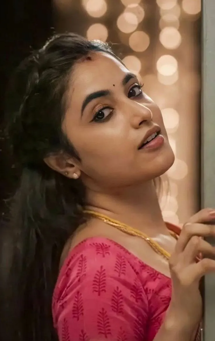Priyanka Arul Mohan in stylish Saree with happy expression