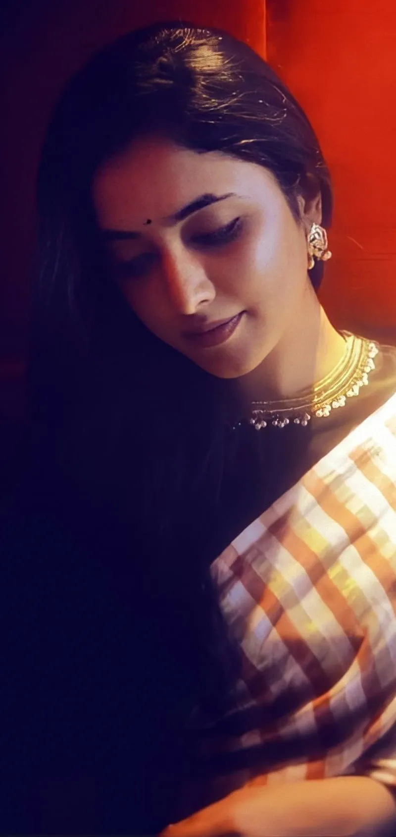 Priyanka Arul Mohan in Traditional Saree with Warm Glow