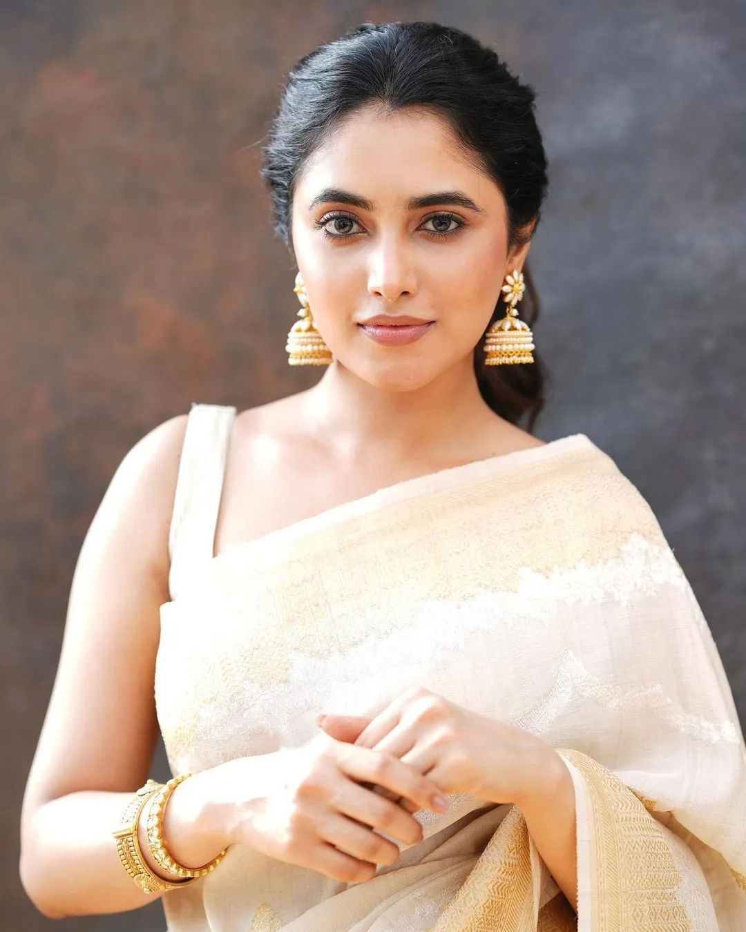 Priyanka Arul Mohan in White Saree with Traditional Jewelry